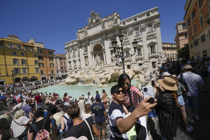 RECORD CROWDS AND ARMS OUTSTRETECHED FOR SELFIES: THE NEW ITALAIN VACATION